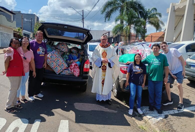 Voluntários da Paróquia São Nicolau realizam ação social e distribuem brinquedos e doces no Natal