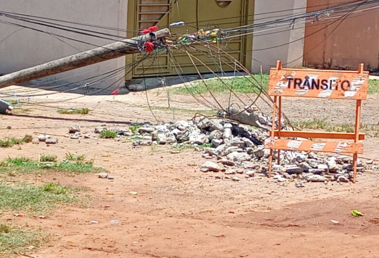 Poste cai em rua do bairro São Carlos 8 e moradores temem acidentes