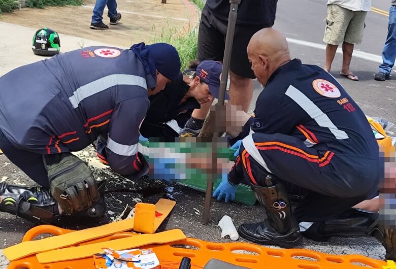 Carro avança sinal de PARE e provoca acidente com moto no Santa Felícia