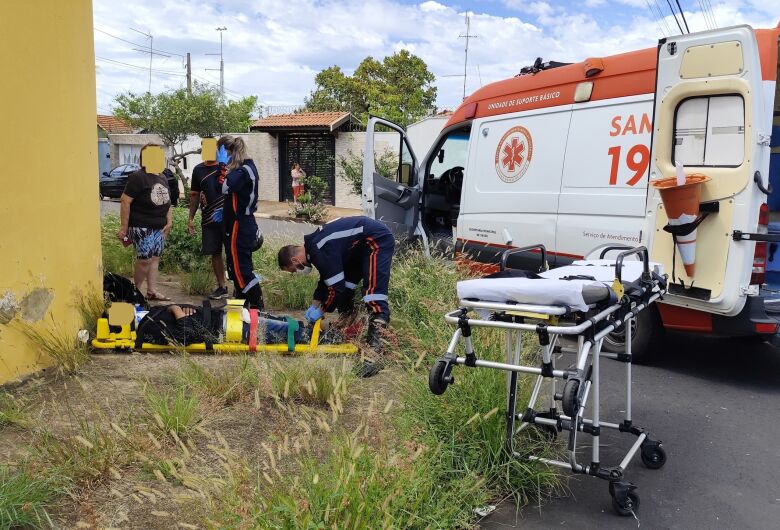 Colisão entre carro e moto deixa motociclista ferido na Vila Carmem