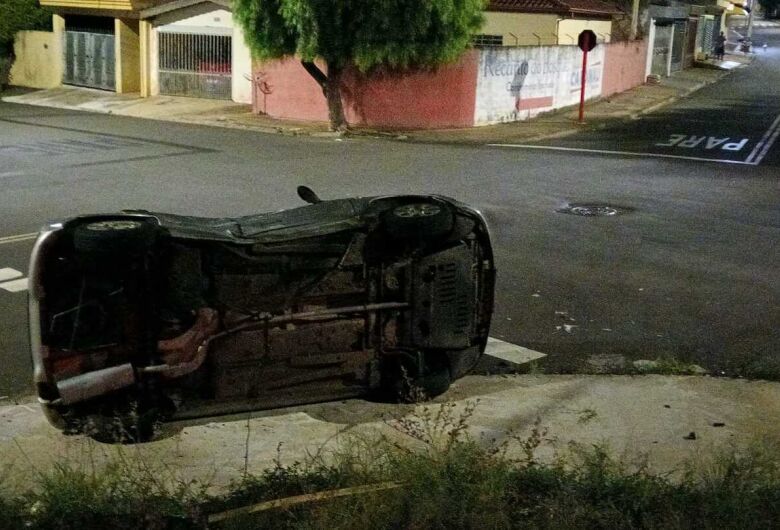 Peugeot tomba após colisão no bairro Santa Felícia