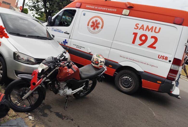 Colisão entre carro e moto deixa jovem ferido no Jardim Pacaembu