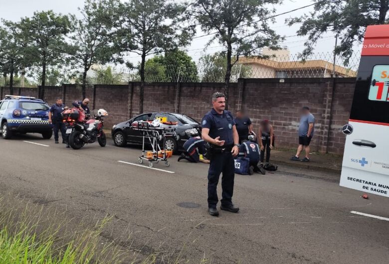 Motociclista sofre ferimentos graves após colidir contra traseira de carro