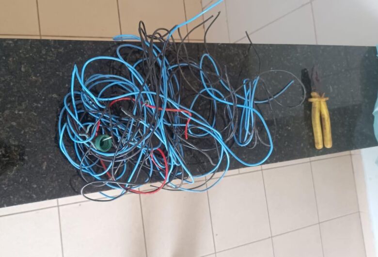 Após furto, homem é flagrado dormindo no forro de residência em Santa Felícia