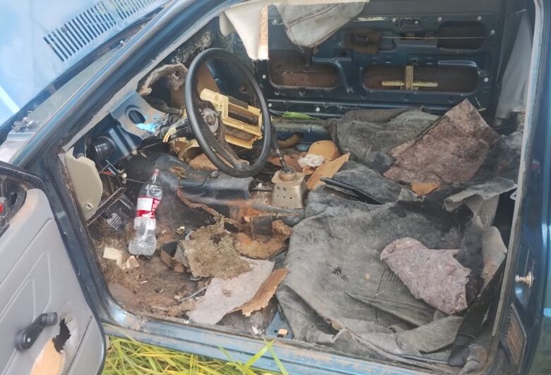 Gol furtado é encontrado depenado na região do CDHU