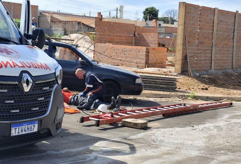 Técnico de internet fica ferido após queda de escada no Jardim Hikare