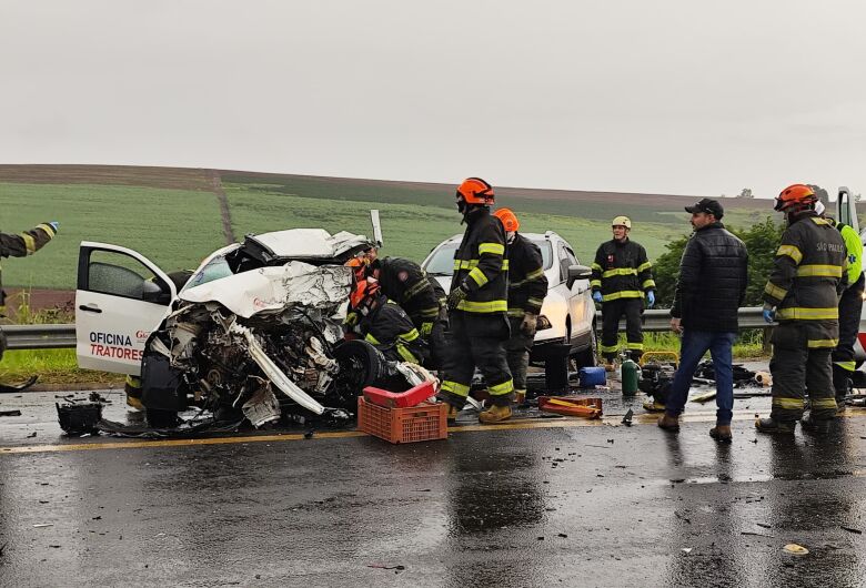 Colisão frontal envolve quatro veículos e deixa dois feridos na SP-215