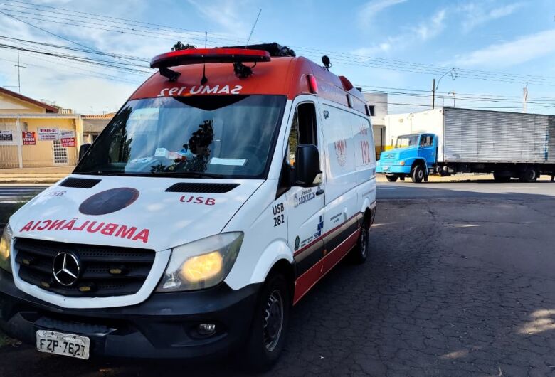 Motociclista fica ferido após colisão com caminhão na Avenida Grécia