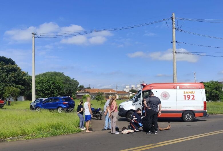 Carro bate contra poste após colisão com moto no Santa Felícia 