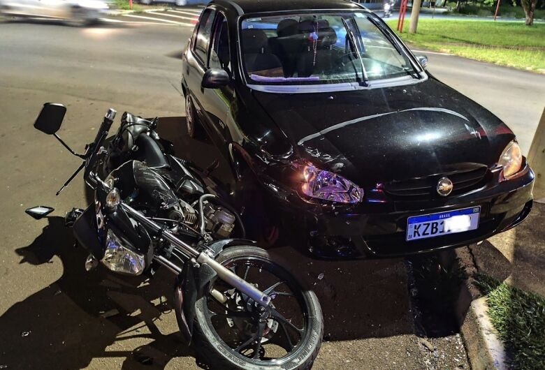 Motoboy fica ferido após motorista avançar parada obrigatória em rotatória 