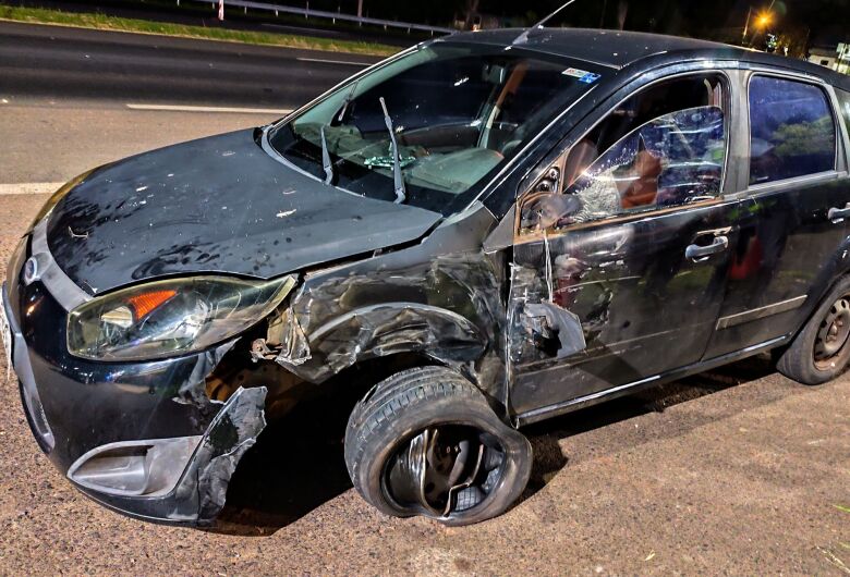 Colisão entre carro e caminhão termina com motorista preso por embriaguez ao volante na SP-215