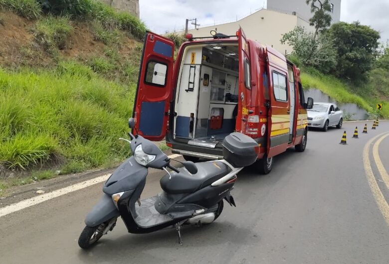 Motociclista sofre queda em alça de acesso da rodovia Washington Luís
