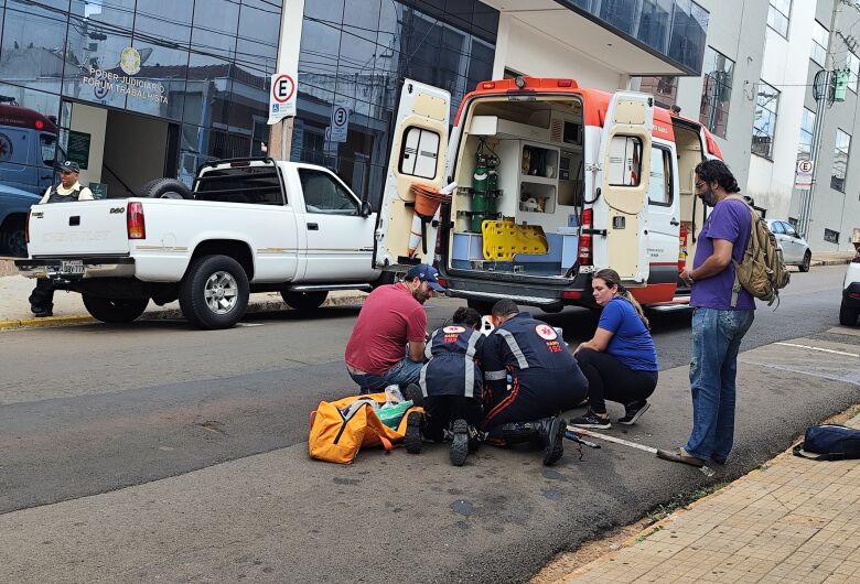 Motoboy fica ferido após colisão no Centro