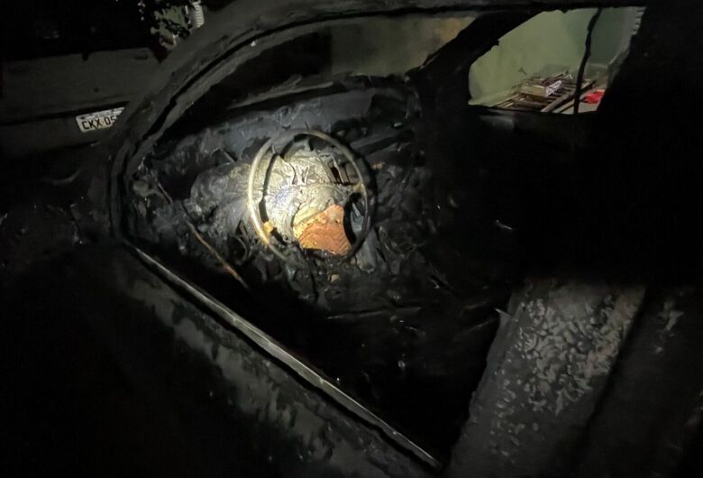 Incêndio atinge veículo em garagem de residência no bairro Redenção