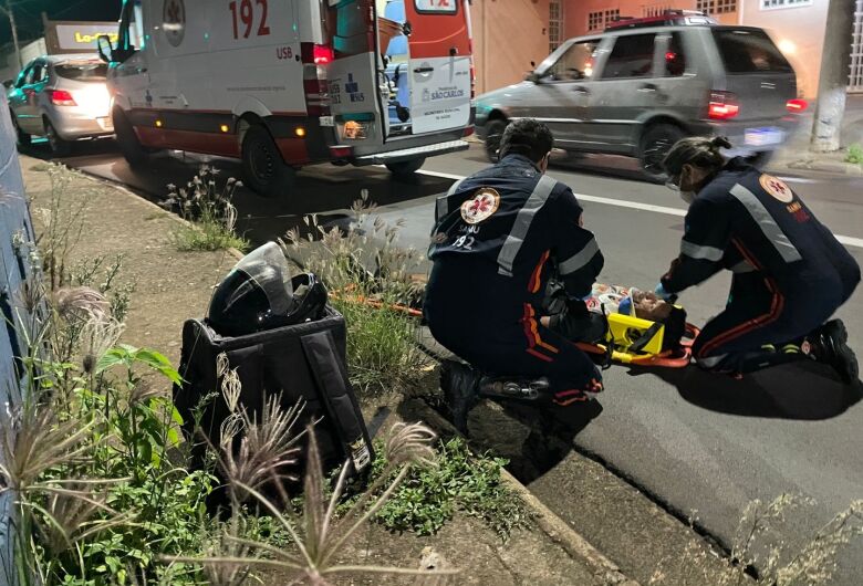 Motoboy fica ferido após colidir contra traseira de carro 