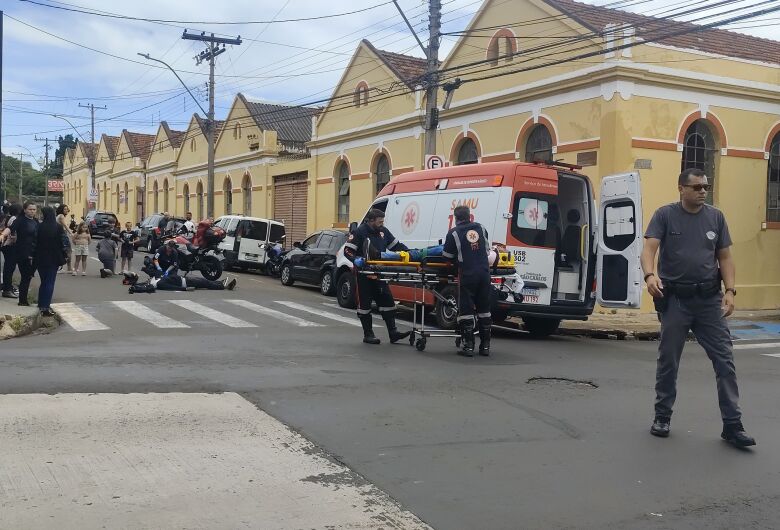 Motos batem em cruzamento no Centro