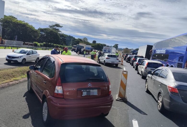 Engavetamento entre três veículos é registrado na Rodovia Washington Luís