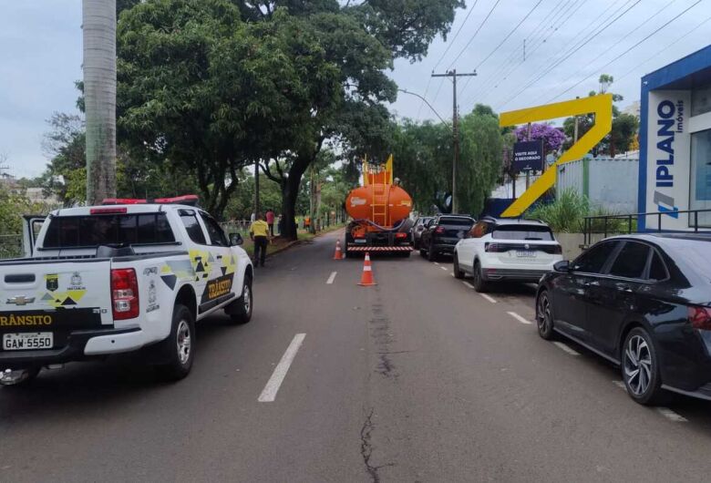 Faixa da marginal é interditada após lama invadir o asfalto