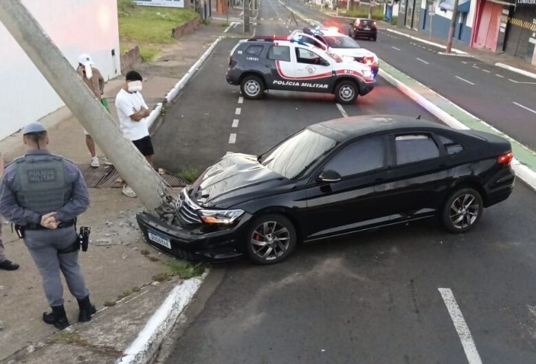 Carro colide contra poste na Avenida São Carlos 