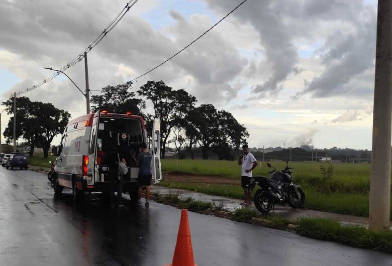 Colisão entre carro e moto deixa mulher ferida na Avenida Miguel Petroni