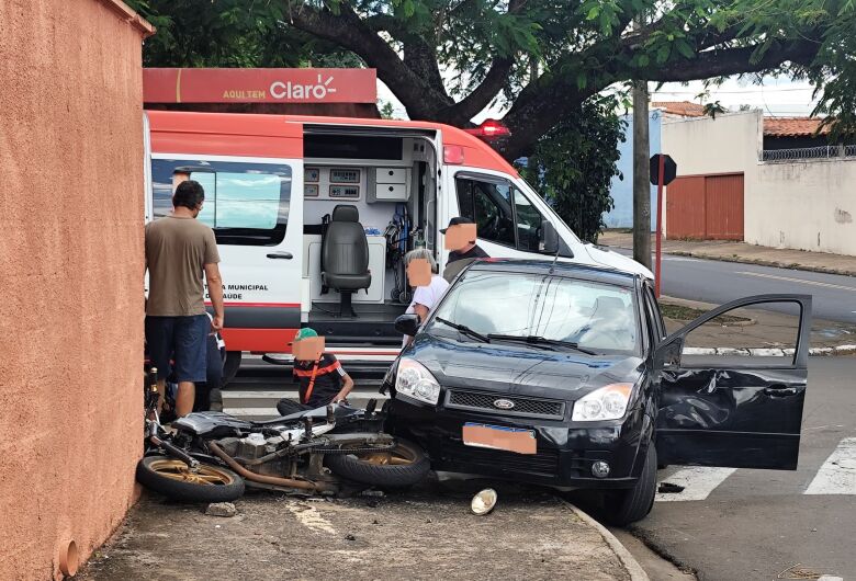 Colisão entre moto e carro deixa dois feridos