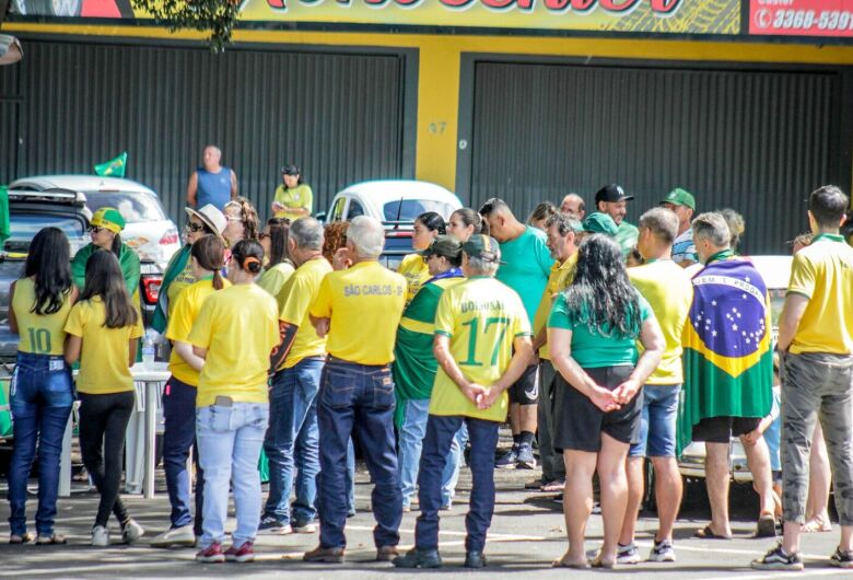 Manifestantes participam de ato "Acorda Brasil" na Praça Itália, em São Carlos