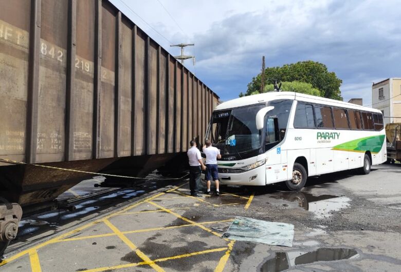 Ônibus transportando trabalhadores da LATAM bate em trem