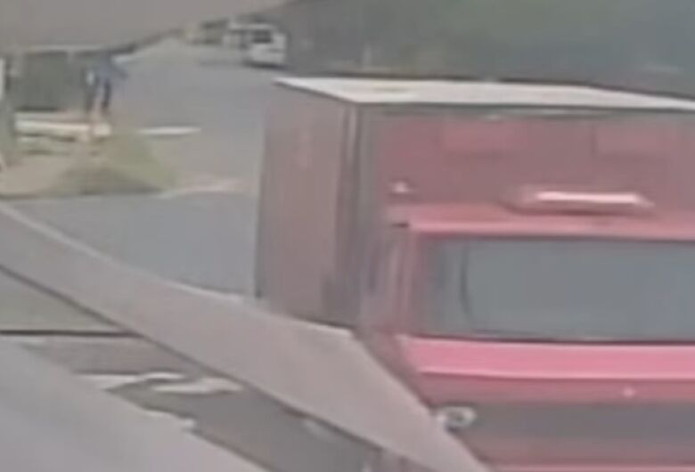 Vídeo mostra idoso caminhando momentos antes de ser atropelado por ônibus no Aracy 2