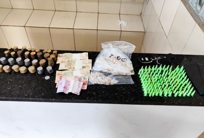 PM prende suspeito com quase 420 porções de drogas em São Carlos