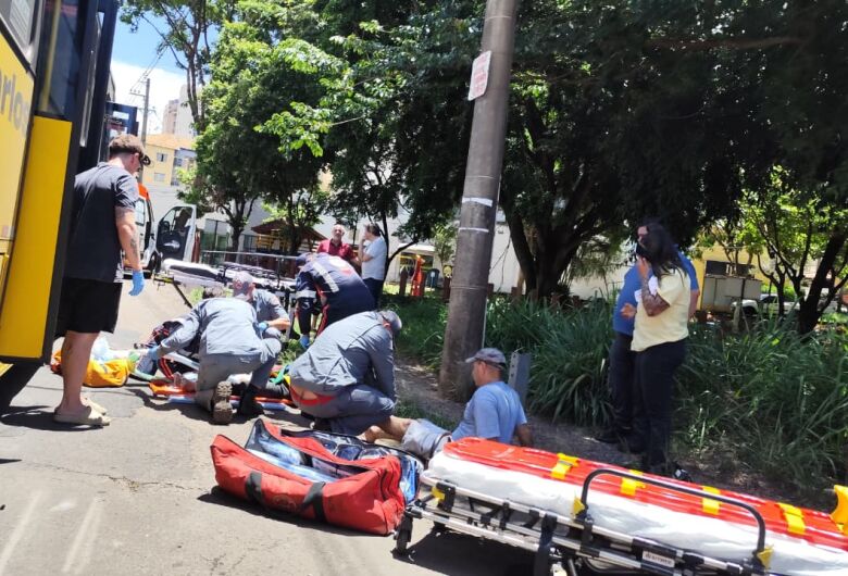 Casal de idosos fica ferido após colisão entre moto e ônibus