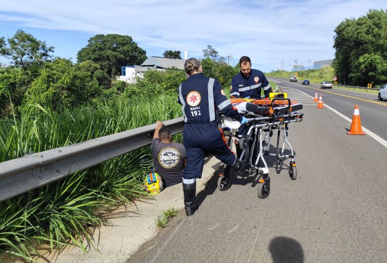 Colisão de moto contra guard-rail deixa um ferido na SP-215