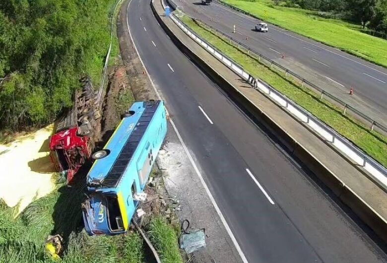 Ônibus e carreta tombam após colisão na Washington Luís 