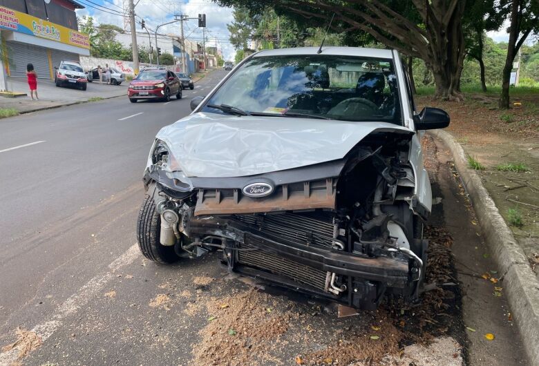 Acidente entre Hilux e Fiesta é registrado em cruzamento no Jardim Alvorada