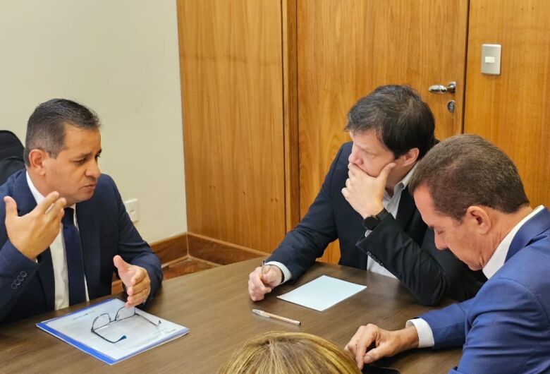 Prefeitura articula com Estado investimentos em obras e transporte na Educação