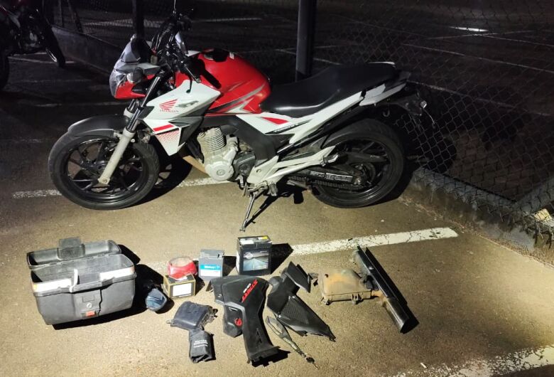Motocicleta com chassi suprimido e peças furtadas é apreendida no Antenor Garcia