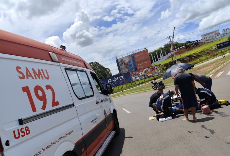 Colisão entre moto e carro deixa passageira ferida em rotatória do Shopping Iguatemi