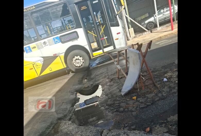 Buraco de grandes proporções causa transtornos no bairro Santa Felícia