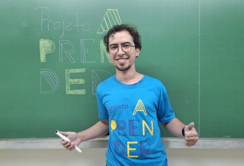 Da escola pública à USP: ex-aluno de cursinho popular retorna à sala onde tudo começou como coordenador do Projeto Aprender