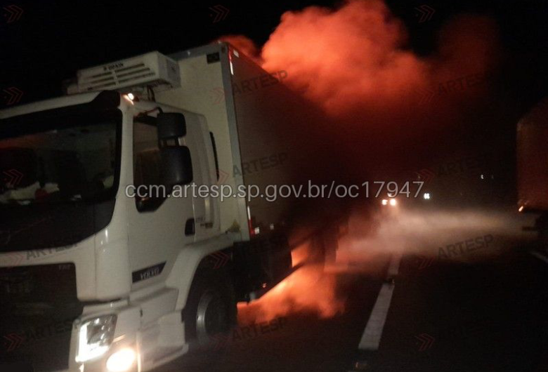 Caminhão pega fogo na Washington Luís 