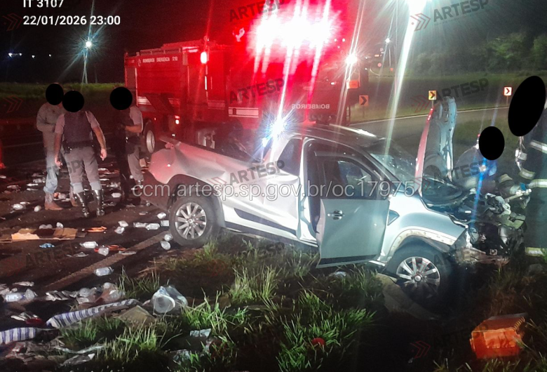 Colisão entre utilitário e duas carretas deixa uma vítima fatal na SP-333