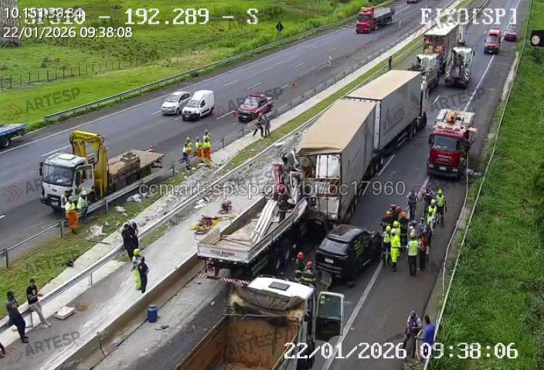 Engavetamento na Rodovia Washington Luís deixa duas pessoas mortas