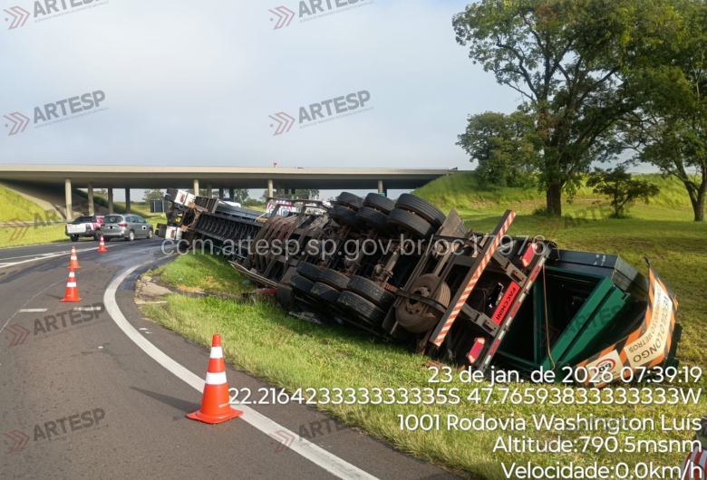Carreta bitrem tomba e interdita alça de acesso da Washington Luís