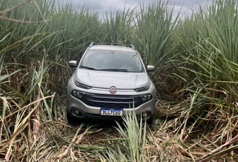 Polícia Militar localiza veículo roubado abandonado em canavial em Analândia