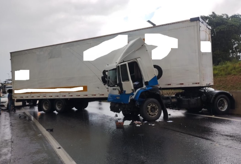 Carreta fica em "L" após colisão na Washington Luís