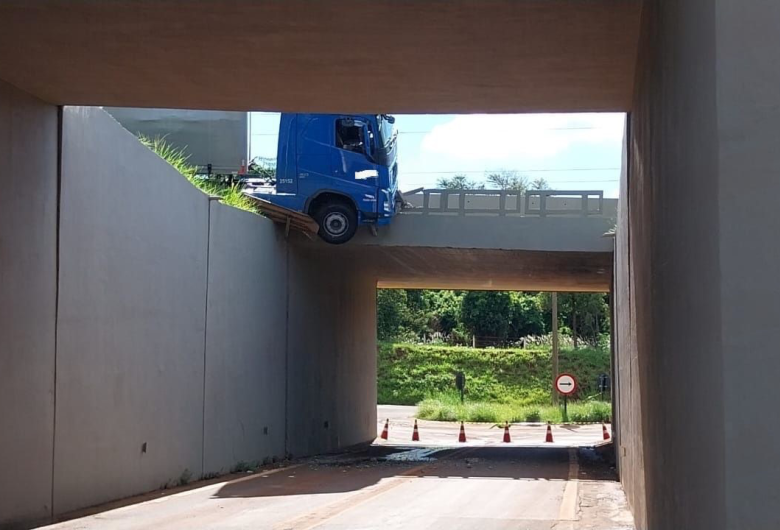 Carreta fica pendurada em viaduto após motorista dormir ao volante