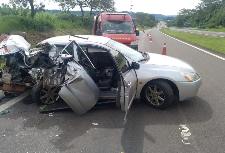 Colisão entre caminhonete e carro deixa quatro feridos na SP-225