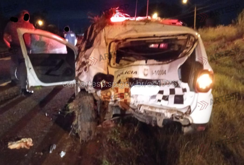 Viatura da PM capota após ser atingida por van em rodovia da região
