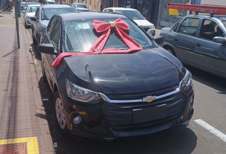 Luísa Pellegrini Moraes leva o Chevrolet Ônix zero quilômetro