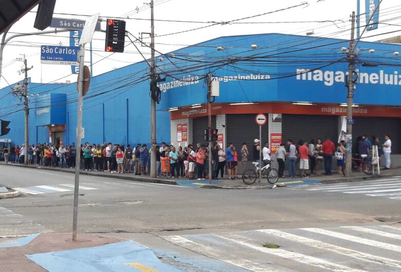 Tradicional liquidação de início de ano acontece nesta sexta-feira em loja varejista  