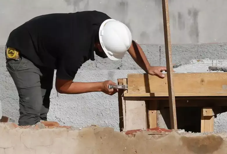 Pedreiro se torna profissional raro e contexto exige mudança de paradigma